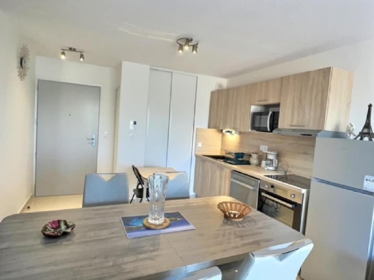 A 150M De La Plage - Coquet Appartement Pour 4 Personnes Vias Luaran gambar